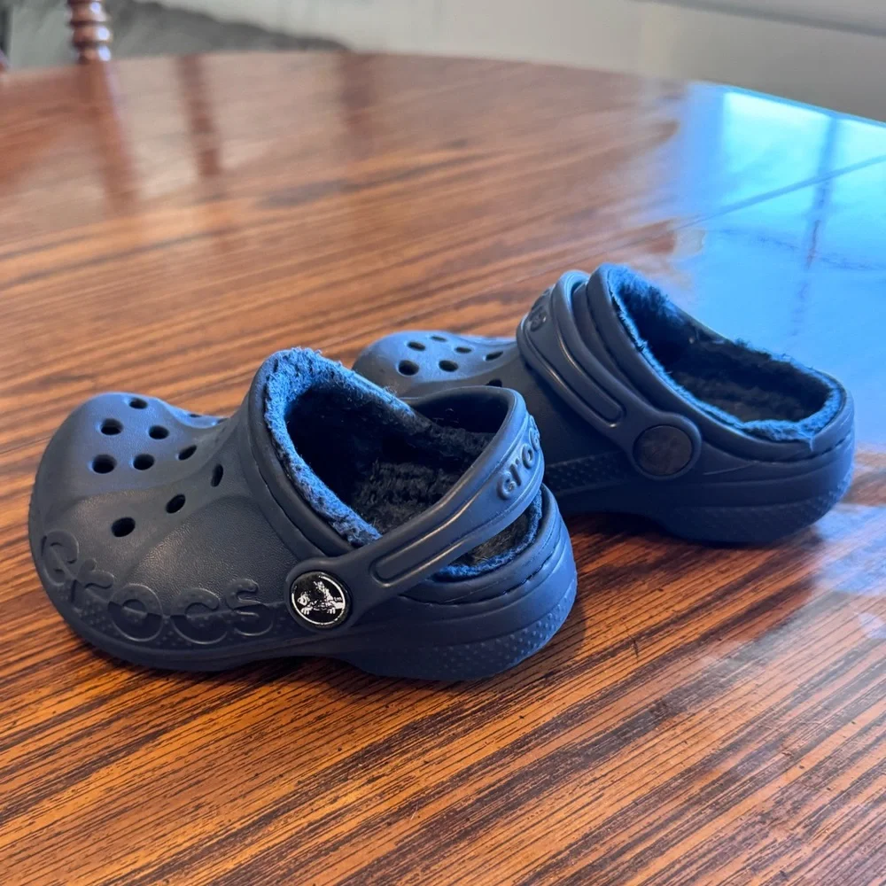 CROCS Kids Navy Blue Fleece-Lined Clogs